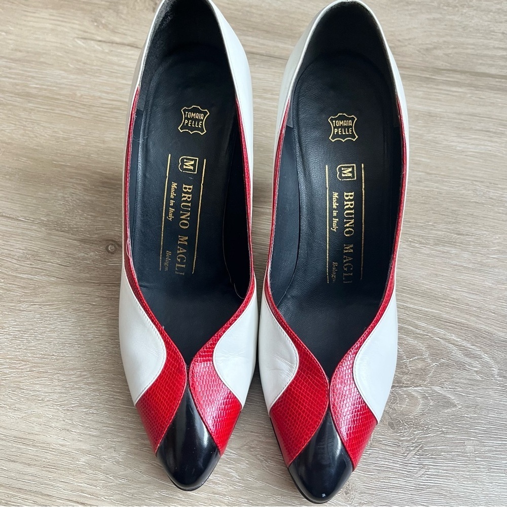 Bruno Magli Vintage Spectator Pump SZ 5.5 Roaring 20s Black Red White - Picture 2 of 7